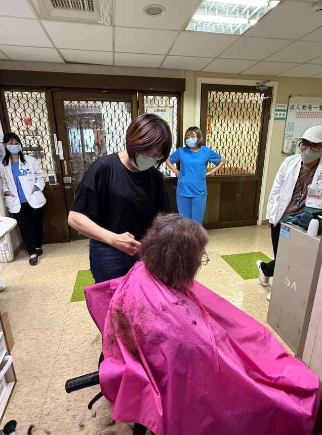 護理師家屬發起「愛心義剪」台東馬偕身心科病友 重拾信心與笑容